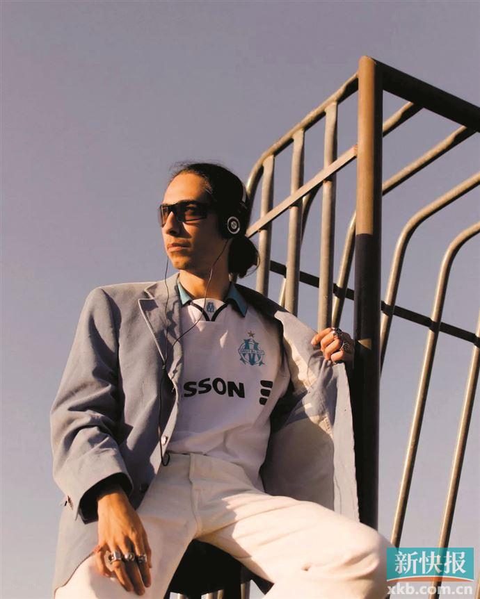 足球鞋配什么衣服最好看（时髦世界杯 复古足球风）-华海博客