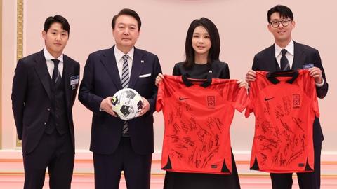 尹锡悦夫妇与韩国男足共进晚餐，获赠球队集体签名球衣