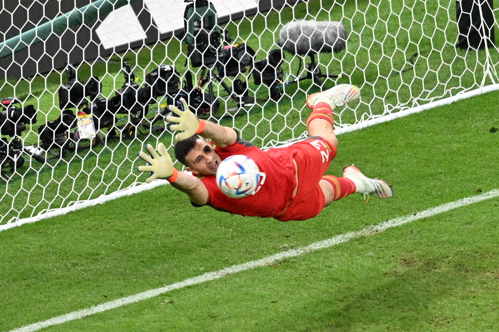 14年世界杯第一场荷兰（荷阿大战上演神剧：荷兰队两球落后读秒绝平，点球大战获胜的还是阿根廷）