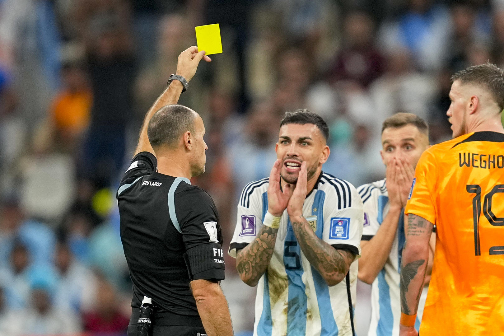 世界杯黄牌罚款（荷阿大战最大败笔！名哨全场出示18张黄牌，一举打破世界杯纪录）-趣拿体育