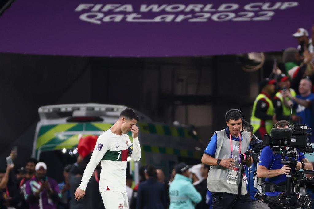 赛前热身C罗尝试停高空球（卡塔尔世界杯 - C罗转身离去，仓促而遗憾的谢幕）