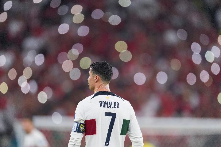 赛前热身c罗尝试停高空球(卡塔尔世界杯 - c罗转身离去,仓促而遗憾的