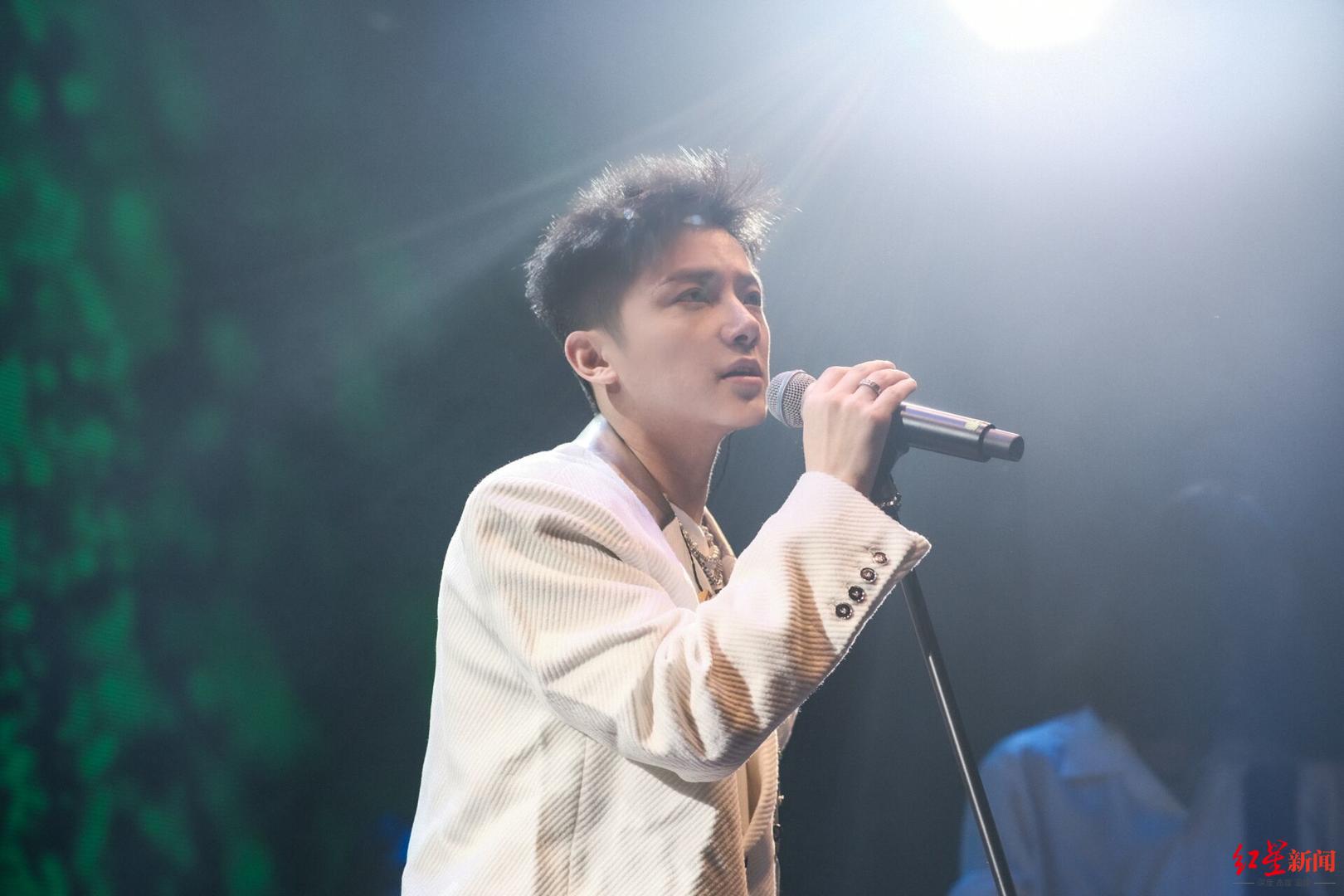 出道十年后,快男吴俊余成都组乐队