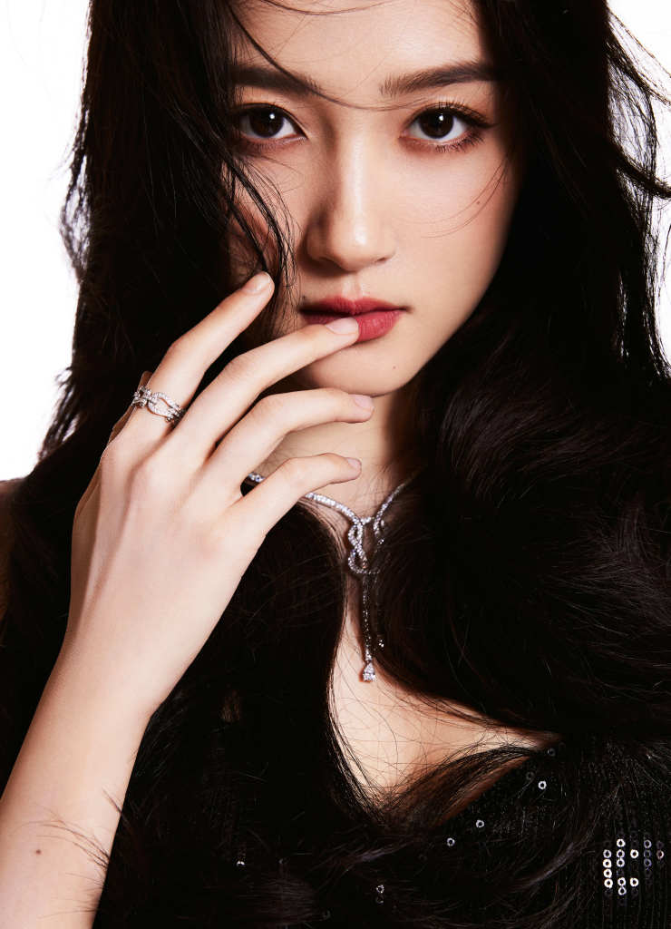 关晓彤穿深v黑裙勾勒完美身材 眼神撩人表现力十足