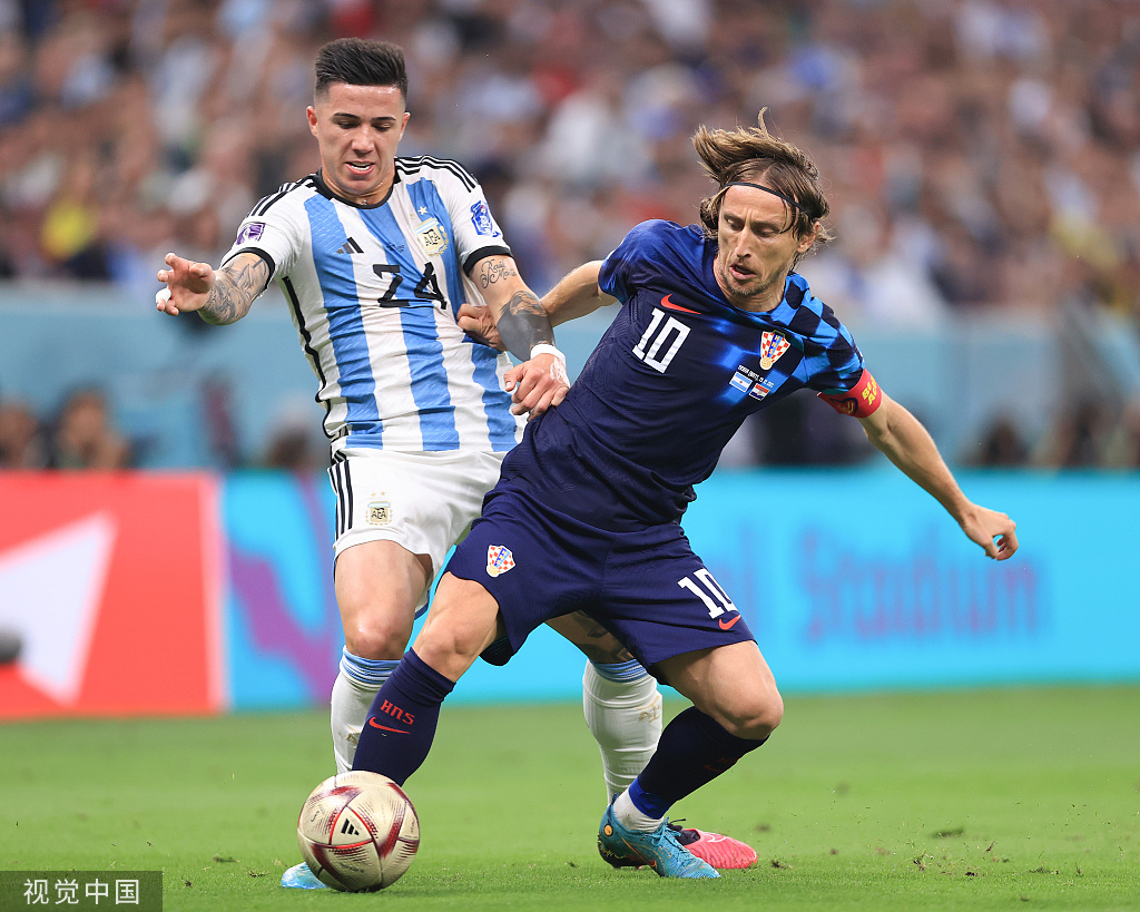 梅西重返世界杯决赛！阿根廷3-0克罗地亚，阿尔瓦雷斯两球