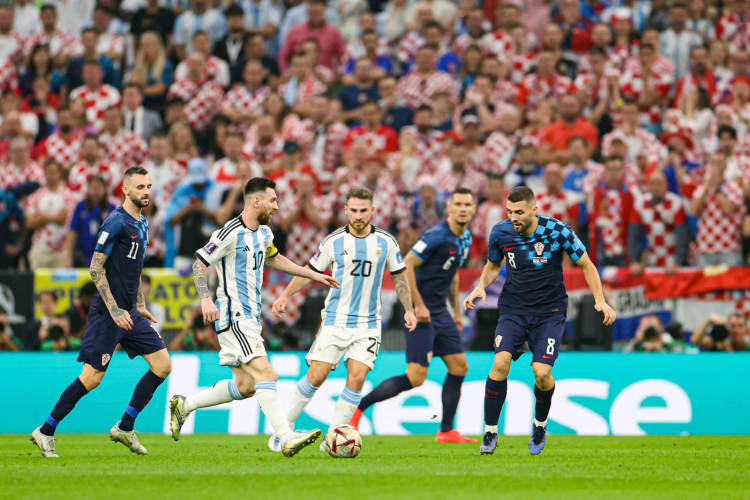 决赛见！梅西一射一传，“小蜘蛛”化身战神，阿根廷三球完胜克罗地亚
