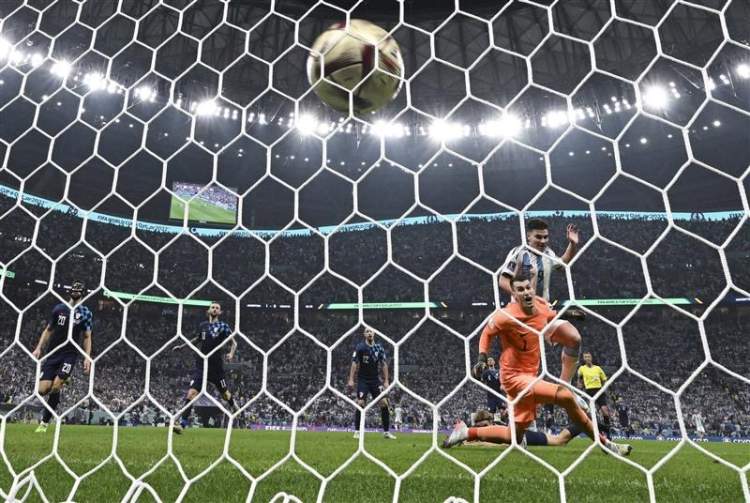 决赛见！梅西一射一传，“小蜘蛛”化身战神，阿根廷三球完胜克罗地亚