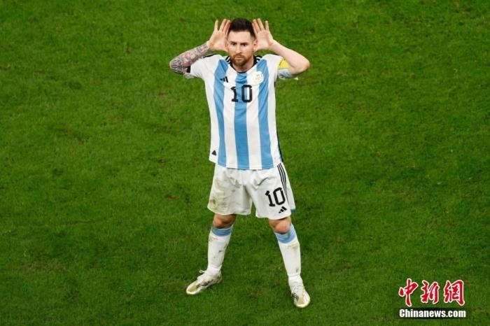 世界杯穿白衬衣的教练（走错片场？这可能是一台名为“世界杯”的潮男秀……）