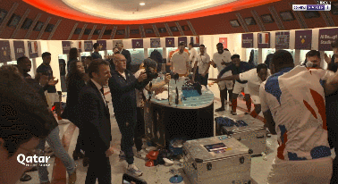 世界杯抱错球员庆祝（法国连续两届晋级世界杯决赛，球员庆祝嗨了把总统马克龙晾在一边）