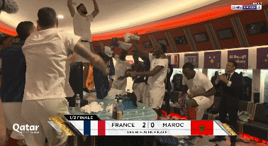 世界杯抱错球员庆祝（法国连续两届晋级世界杯决赛，球员庆祝嗨了把总统马克龙晾在一边）