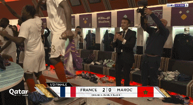世界杯抱错球员庆祝（法国连续两届晋级世界杯决赛，球员庆祝嗨了把总统马克龙晾在一边）
