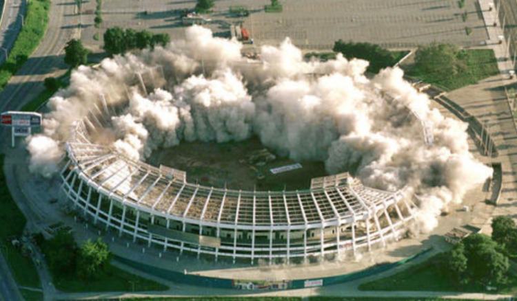 不是南非为了2010世界杯兴建的球场（世界杯史上第一座临时球场，要拆了）