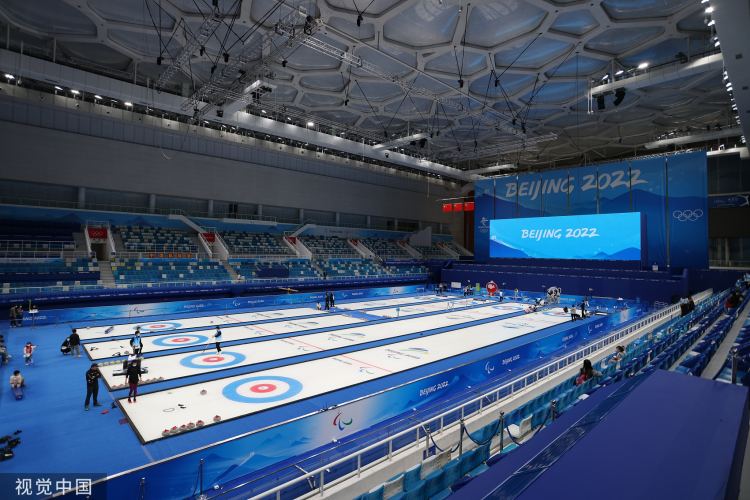 不是南非为了2010世界杯兴建的球场（世界杯史上第一座临时球场，要拆了）