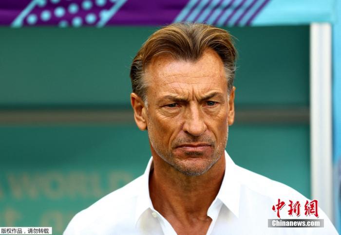 世界杯穿白衬衣的教练（走错片场？这可能是一台名为“世界杯”的潮男秀……）