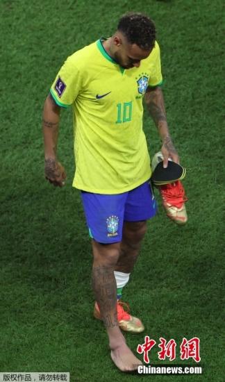 世界杯穿白衬衣的教练（走错片场？这可能是一台名为“世界杯”的潮男秀……）