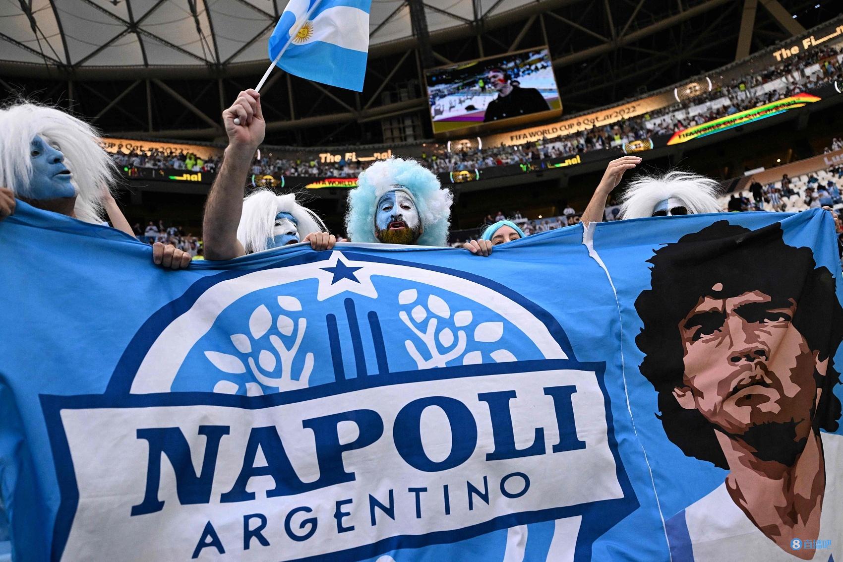 天佑阿根廷！阿根廷球迷在看台上展示出马拉多纳海报