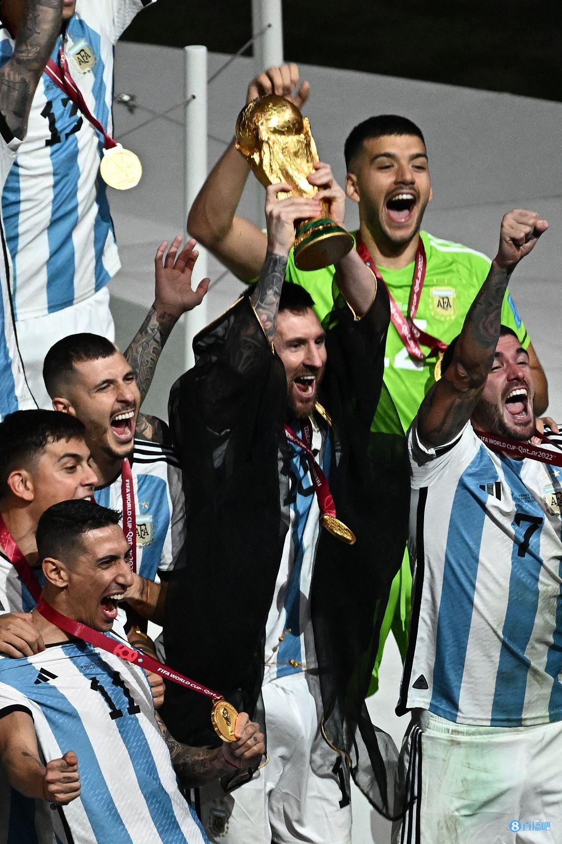 【高清图集】阿根廷赛后颁奖仪式，梅西捧起大力神杯