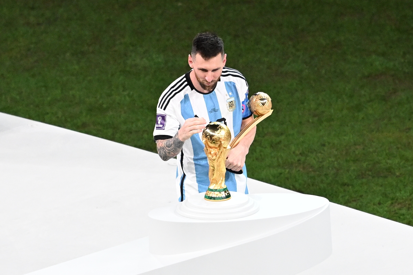2022世界杯各奖项一览：梅西夺金球，姆巴佩拿金靴，马丁摘金手套
