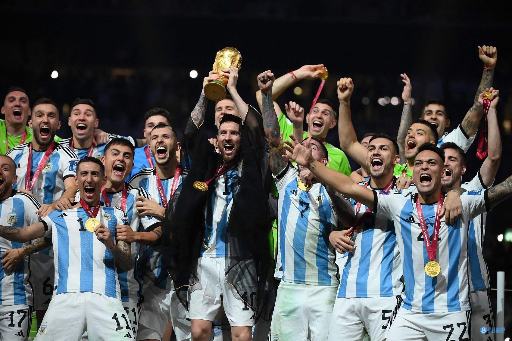 【高清图集】阿根廷赛后颁奖仪式，梅西捧起大力神杯