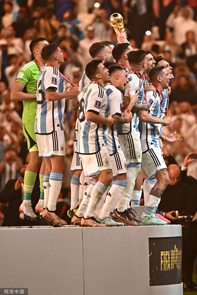高光世界杯｜36年后，阿根廷再夺冠！梅西圆梦亲吻大力神杯