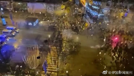 法国街头球迷与警方发生冲突 警方发射催泪瓦斯