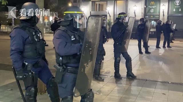 世界杯点球大战告负 法国球迷与警察发生冲突
