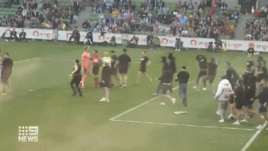 澳大利亚足球联赛发生严重球迷骚乱，守门员在球场内遭袭受伤