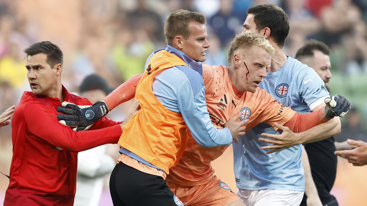 澳大利亚足球联赛发生严重球迷骚乱，守门员在球场内遭袭受伤