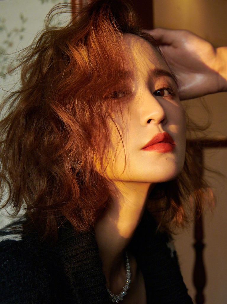 张歆艺卷发造型冬日光影写真 烫大波浪性感妩媚风情无限