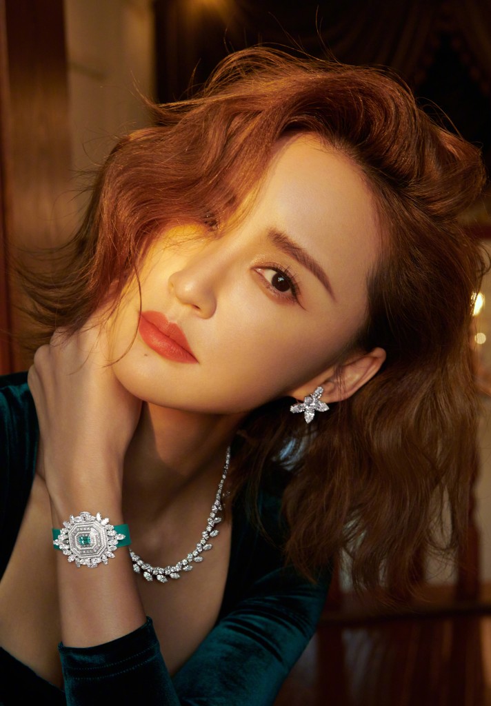 张歆艺卷发造型冬日光影写真 烫大波浪性感妩媚风情无限