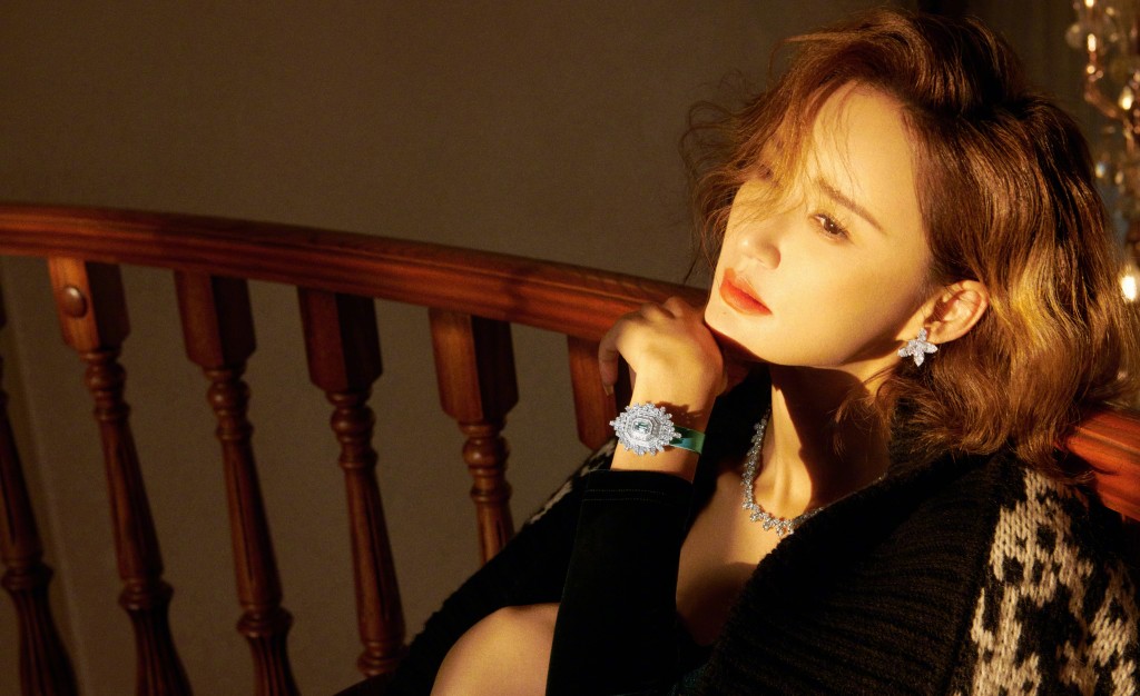 张歆艺卷发造型冬日光影写真 烫大波浪性感妩媚风情无限