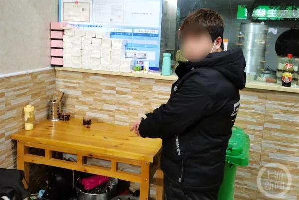 重庆二手电脑桌（男子吃饭顺走店主手机，找人“解锁”找到了警察头上）