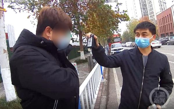 重慶二手電腦桌（男子吃飯順走店主手機，找人“解鎖”找到了警察頭上）