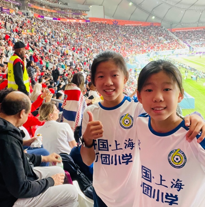 世界杯梅西女女球童（11岁的她们，和梅西一起站在世界杯决赛赛场！一起来看这对浦东女足“姐妹花”的故事）