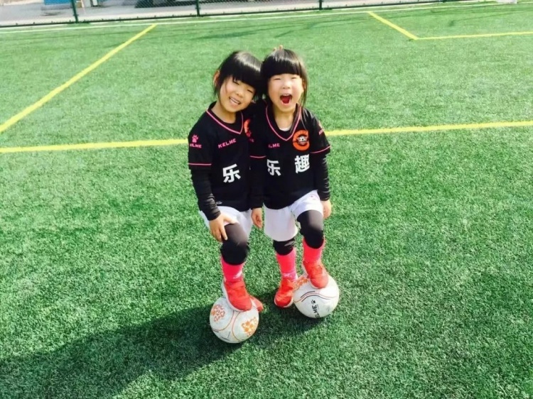 世界杯梅西女女球童（11岁的她们，和梅西一起站在世界杯决赛赛场！一起来看这对浦东女足“姐妹花”的故事）
