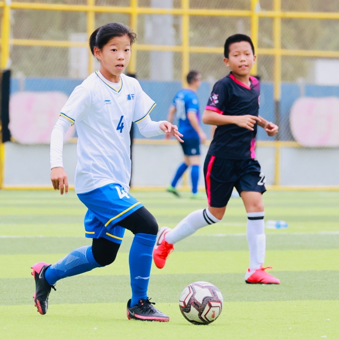 世界杯梅西女女球童（11岁的她们，和梅西一起站在世界杯决赛赛场！一起来看这对浦东女足“姐妹花”的故事）
