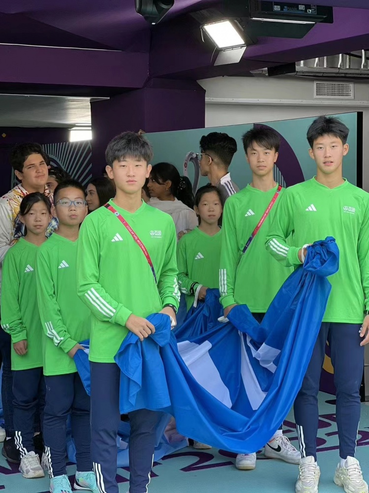 世界杯梅西女女球童（11岁的她们，和梅西一起站在世界杯决赛赛场！一起来看这对浦东女足“姐妹花”的故事）