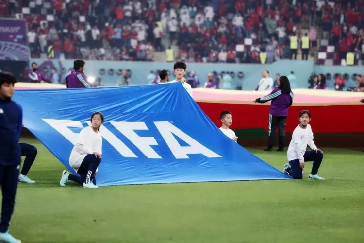 世界杯梅西女女球童（11岁的她们，和梅西一起站在世界杯决赛赛场！一起来看这对浦东女足“姐妹花”的故事）