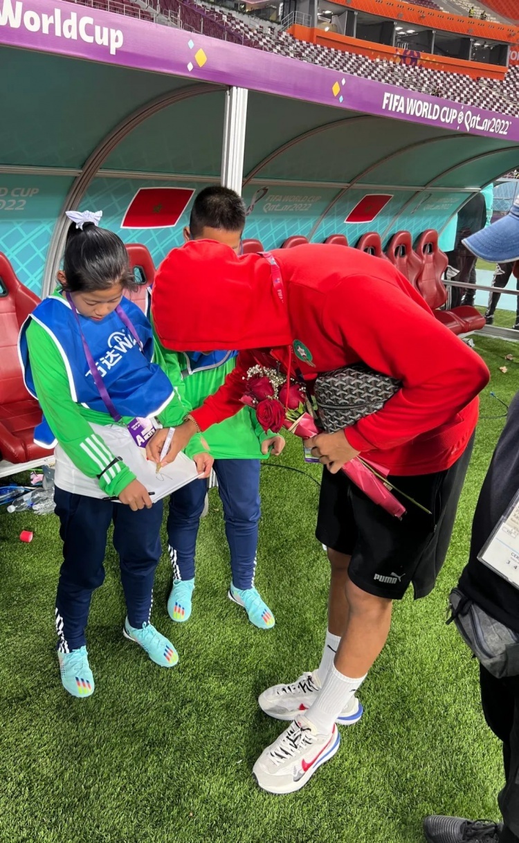 世界杯梅西女女球童（11岁的她们，和梅西一起站在世界杯决赛赛场！一起来看这对浦东女足“姐妹花”的故事）