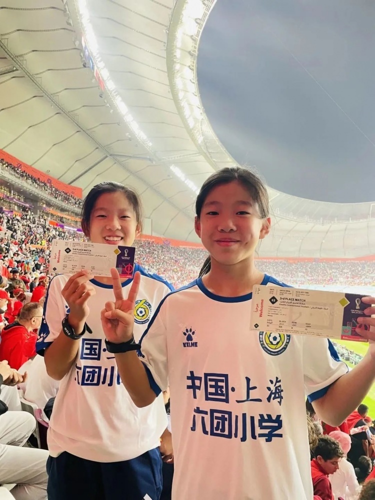 世界杯梅西女女球童（11岁的她们，和梅西一起站在世界杯决赛赛场！一起来看这对浦东女足“姐妹花”的故事）