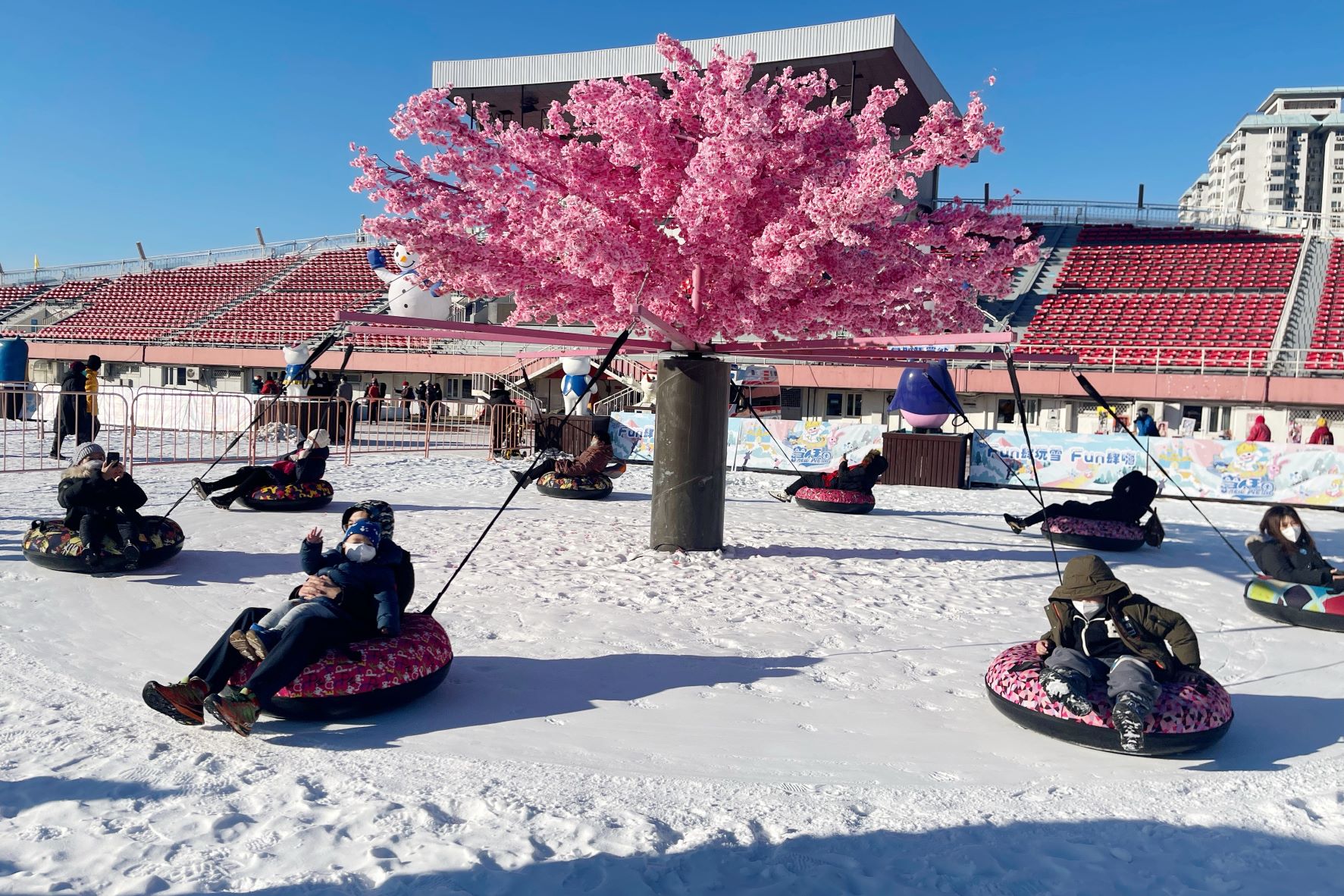 北京奥运会现场服务有哪些（石景山体育场变身冰雪嘉年华 嬉雪项目达十余种）