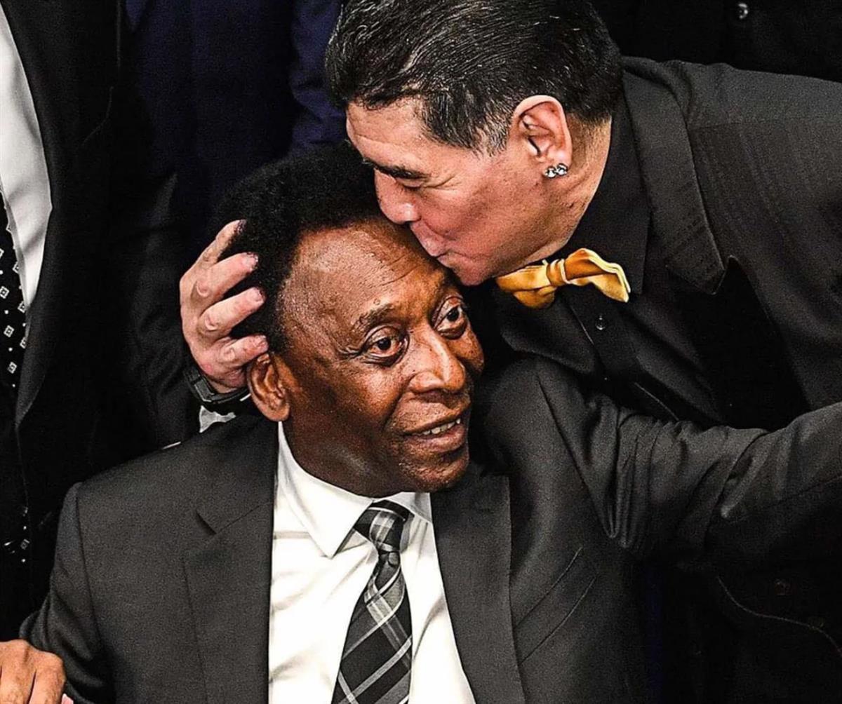 两代"球王"贝利和马拉多纳天堂重聚:相差20岁,从对手到"永远的朋友"