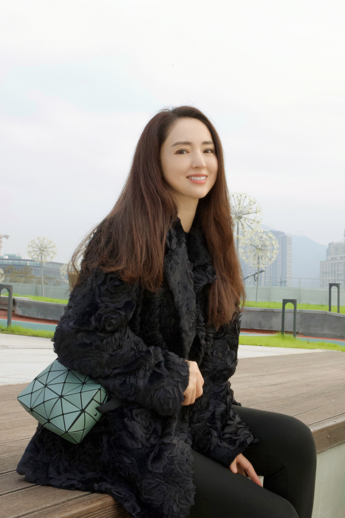 董璇腊八节发布随性写真 黑色立体花朵外套造型优雅时尚