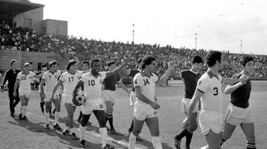 贝利和上海的缘分：1977在江湾罚进任意球，2006来绝不预测巴西夺冠