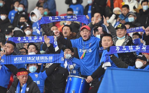 2022七月份足球有什么比赛</h2>

<p>　　12月27日，浙江队球员鲍盛鑫（左二）和武汉三镇队球员殷亚吉（右二）在中超比赛中拼抢。新华社记者 伍志尊 摄</p>

<p>　　最后一轮中超开赛前，武汉三镇俱乐部和山东泰山俱乐部同积75分，武汉三镇以5个净胜球的优势排名联赛榜首。按照原定赛程，武汉三镇将在31日对阵天津津门虎，山东泰山则将同日迎战北京国安。</p>

<p>　　据介绍，北京国安和天津津门虎在28日分别向中超联赛委员会致函，申请本队最后一轮比赛弃权。“因两场比赛涉及本赛季中超联赛冠军归属，联赛委员会经与相关四家俱乐部会议沟通，根据2022中国足球协会超级联赛规程，现判定北京国安、天津津门虎本轮比赛弃权，分别计0:3负。相关材料将提交中国足协纪律委员会审议。”中超联赛在官方公告中表示。</p>

<p>　　<img alt=