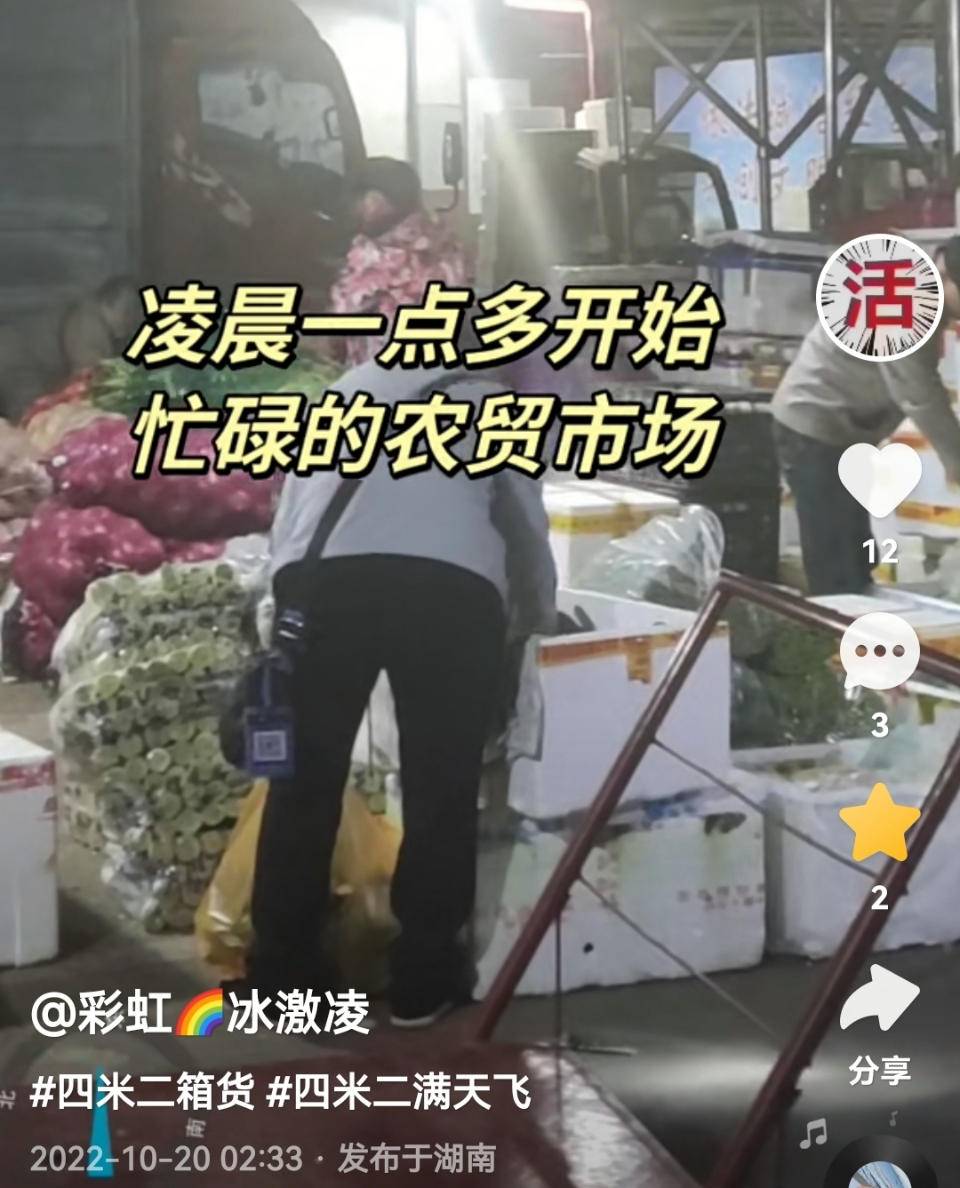 我们都在用力的活着（我们都在用力的活着是什么歌名）_都在用力歌名