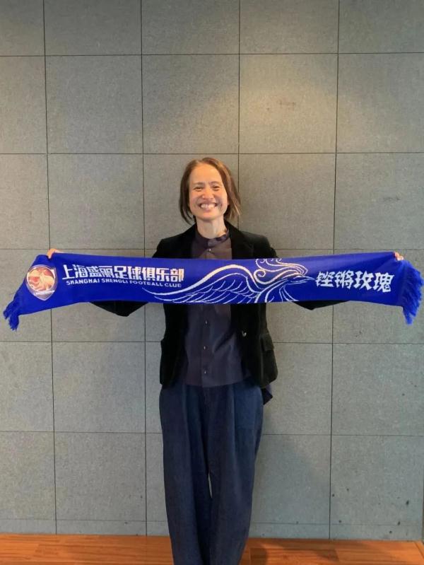 专访上海女足首位洋帅：从小在男生堆里踢球，期待与水庆霞见面