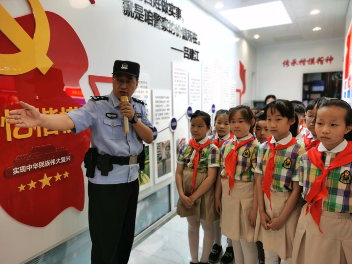 身穿河北训练服（戎装换警服、初心永不改！致敬退役军人警察）