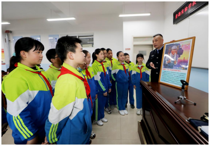身穿河北训练服（戎装换警服、初心永不改！致敬退役军人警察）