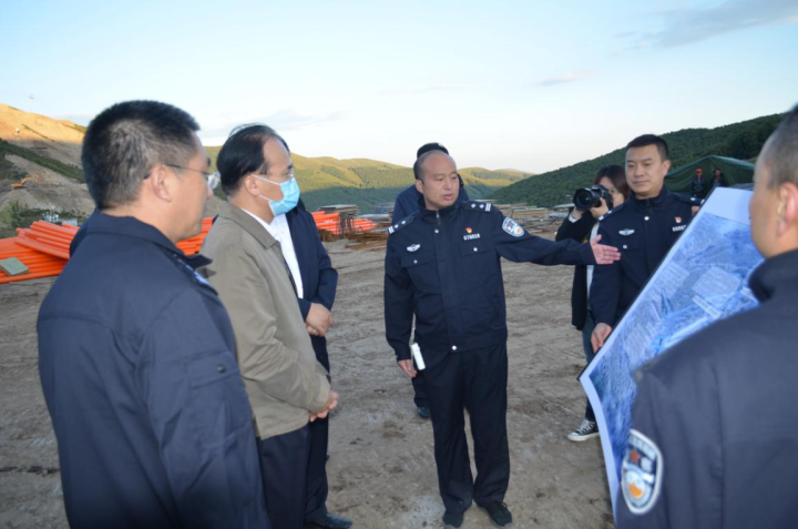 身穿河北训练服（戎装换警服、初心永不改！致敬退役军人警察）